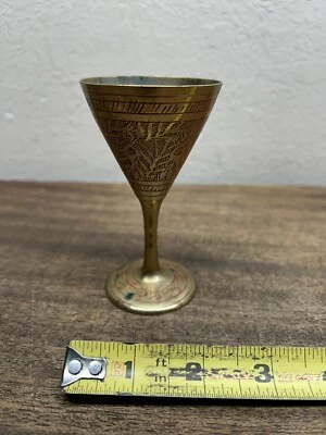 Antigua taza o jarrón de licor de latón grabado a mano ~ taza islámica rara Foto 1 de 4