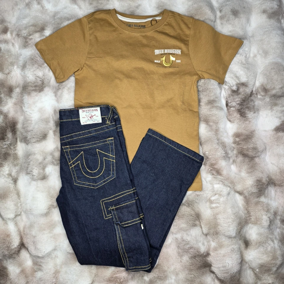 T-shirt e jeans cargo True Religion manica corta set 2 pezzi oro/blu ragazzo taglia 8 nuovi con etichette - Immagine 1 di 4