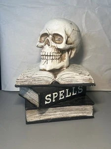 Totenkopf auf Büchern Halloween Deko leuchtende Augen Zauberbuch gruselige Requisite - Bild 1 von 7
