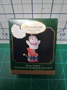 1999 Snowy Surprise ~ Schneemann Jack-in-the-Box ~ Hallmark Miniatur Ornament S1 - Bild 1 von 2