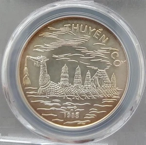 1988 VIETNAM - 100 DONG - ANCIENT DRAGON BOATS - 1/2 Oz UNC SILVER CROWN -RARE - Picture 1 of 3