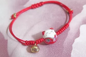 Lucky Cat Maneki Neko Keramik handbemalt Feng Shui rot Kabbala Armband - Bild 1 von 2