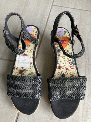 Rocket Dog Ladies Black Wedge Shoes / Sandals Size 6. Great Condition. - Image 1 of 4