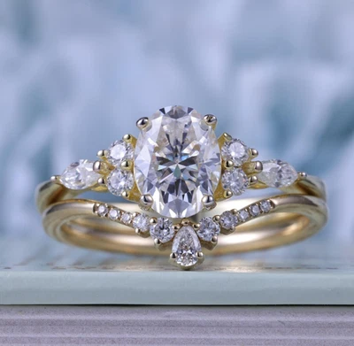 Conjunto de anillo de compromiso nupcial de moissanita de corte ovalado de 3 quilates de oro amarillo sólido de 14 quilates para ella Foto 1 de 4