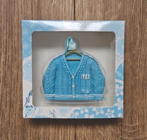 ⭐️ Taylor Swift Merch Ufficiale 1989 TV Cardigan Ornamento Natale Preordine ESAURITO - Foto 1 di 5