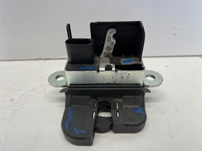 MONTAJE BLOQUEO TAPA MALETERO VOLKSWAGEN POLO (2009-2014) 6R0 827 505 B   Foto 1 de 4