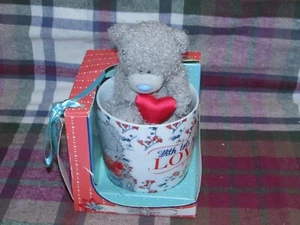 *LOOK* NEU & verpackt ME TO YOU "WITH VIEL LIEBE" Keramiktasse & Herz Teddybär! - Bild 1 von 4