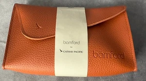 Kit de amenidades naranja clase ejecutiva CATHAY PACIFIC de Bamford (NUEVO Y SELLADO) - Imagen 1 de 2