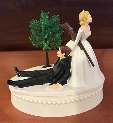 Decoración de pastel de boda vintage novio reacio novia con rifle 1989 Wilton Foto 1 de 4