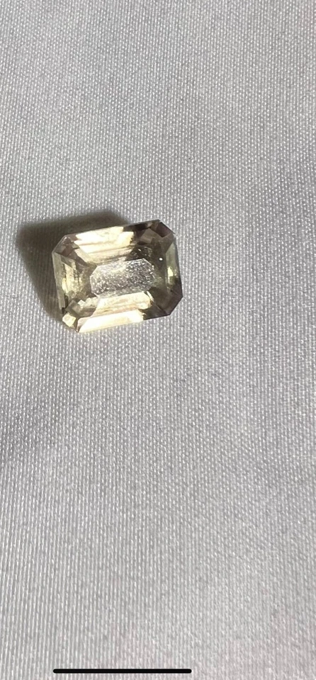 4 克拉 Naturel Zultanite Diaspore(非假) — 第 1/1 张图片