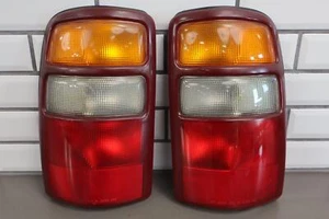 Juego de luces traseras GMC Yukon/Tahoe/Suburban 2000-2003 OEM (izquierda/derecha) 101 k - Imagen 1 de 18