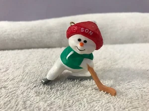 Christmas ornament Hallmark Snowman playing hockey SON 1990 CH4772 - Picture 1 of 4