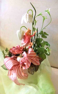 Blumengesteck mit Seidenblumen und Frühlingselfe - Bild 1 von 3