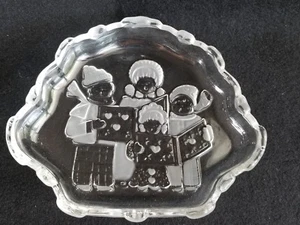 Plato dulce de vidrio transparente/esmerilado Mikasa Carolers Collection - Imagen 1 de 5