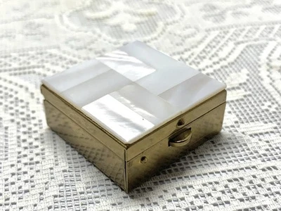 Винтажная перламутровая и латунная коробка для таблеток 1,25 дюйма - Изображение 1 из 4