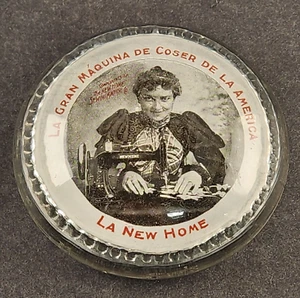 Pisapapeles publicitarios de vidrio abovedado para máquinas de coser para el hogar La New 3,5" vintage - Imagen 1 de 9