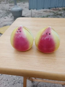 Vintage  Salt and Pepper Shaker Peach fruit - Picture 1 of 4