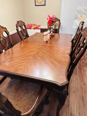 Mesa de comedor tallada a mano de madera maciza, mesa de comedor con sillas y un gabinete de China Foto 1 de 4