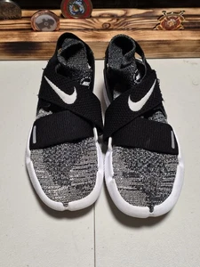 Nike Free Run Motion Flyknit Strap Sneakers Black White Oreo M6 W8 942840-001 - Picture 1 of 6