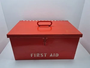 Große 16" Vintage Industrie Erste Hilfe Metall Box rot mit weißem Schriftzug Requisite - Bild 1 von 19