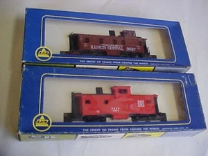 AHM HO Escala ATSF Santa Fe 3851 e ILLINOIS CENTRAL 9837 Cobos - Imagen 1 de 3