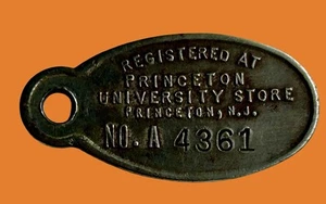 Antica etichetta pendente fob metallo Princeton University ... 'College Man' #A 4361 - Foto 1 di 2