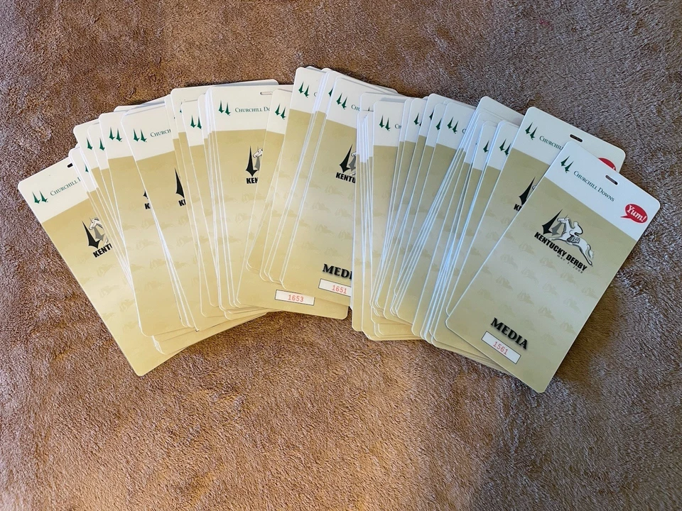 (85) Insignias multimedia numeradas en serie Kentucky Derby 134 Foto 1 de 1