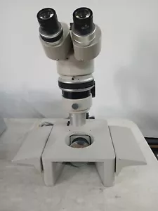 Nikon SMZ-10 Stereomicroscopio con base luminosa mancante sorgente luminosa - Foto 1 di 13