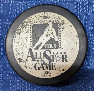 NHL Vintage 1982 All-Star game puck MVP Mike Bossy 2 goals, Gretzky 1 goal - Picture 1 of 3