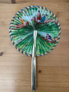 Papierfächer Mitte 20. Jahrhundert mit chinesischen Motiven. Midget No 104 8" Durchmesser - Bild 1 von 6