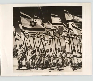 Soldados marchando con banderas de Israel desfile aniversario 1953 foto de prensa - Imagen 1 de 2