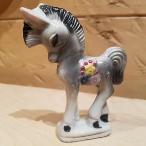 Statuina ceramica cavallo bambino pony cartone animato Ish dipinto grigio 3 3/4" - fienile swanky - Foto 1 di 12