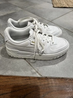 Women’s Pumas, White, Platform, Size 9 - Image 1 of 4