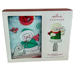 Hallmark Keepsake Miniatura Amigos de Nieve Muñeco de Nieve Árbol Topper y Falda Nuevo con Etiquetas 2022 - Imagen 1 de 3