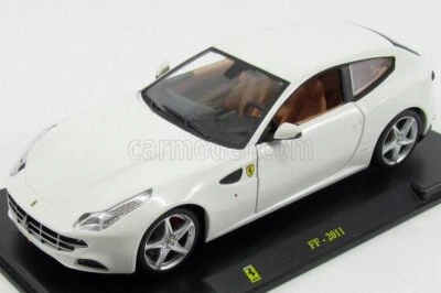 MODELLINO AUTO STATICO FERRARI FF FOUR 2011 - CON VETRINA BIANCO SCALA 1/24 - Immagine 1 di 4