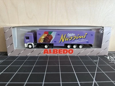 Semirremolque tractor y remolque Albedo 300137 Volvo F12 - Milka Nussini - 1:87 HO Foto 1 de 4