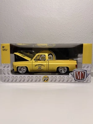 M2 Machines 1973 Chevy Cheyenne 10 Moon Equipped Truck 1:24 R93 SquareBody Truck - Image 1 of 4