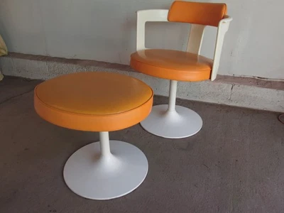 Sillón y reposapiés giratorios estilo modernista de Daystrom, 1971 Foto 1 de 4