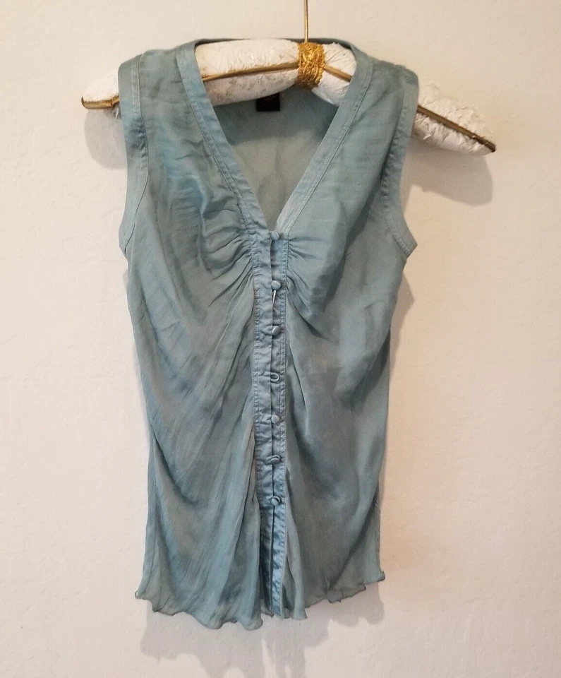 Top sin mangas Betsey Johnson para mujer talla 4 botones de seda delantero cuello en V azul claro Foto 1 de 4