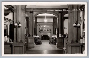 Innenraum Hepburn Bibliothek Colton NY RPPC St. Lawrence County Postkarte H1 - Bild 1 von 2