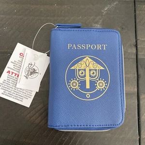 Funda billetera Billetera de Pasaportes de Disney Parks It's A Small World nueva con etiquetas - Imagen 1 de 3