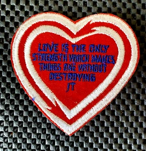L'AMORE È L'UNICA FORZA CHE FA LE COSE UNA SOLA TOPPA DA CUCIRE 4" x 4" NOS - Foto 1 di 2