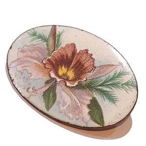 Vintage Enamel Floral Brooch Oval Orchid Pink Kitsch Shabby Brass Decal Chic 50s - Imagen 1 de 10