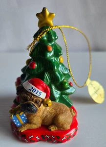 2015 Jahresmops Weihnachtsschmuck "Warten auf den Weihnachtsmann" braun Mops Weihnachtsbaum - Bild 1 von 6