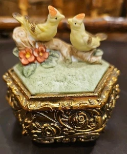 TOYO 3 Footed Gold Tone Music Box/trinket Box Ceramic Birds Collectable - Picture 1 of 8
