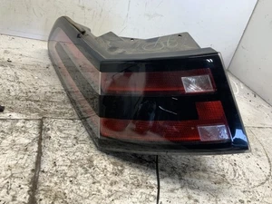 Lente roja montada en un cuarto de luz trasera del conductor se adapta a 11-15 voltios 1090696 - Imagen 1 de 4