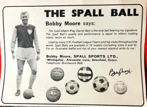 Bobby Moore signierte Spall Ball Anzeige 1970 .. Shenfield Essex West Ham Fulham England - Bild 1 von 3