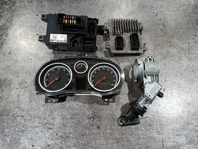 Set Di Centralina Motore 55580499 Opel Corsa D A12XER 1.2 ECU Centralina Motore - Immagine 1 di 4