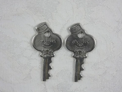 Pair of Vintage American Tourister Bellhop Bellboy luggage keys silver color - Image 1 of 4