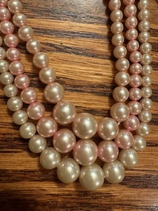 Vintage 1950's - 3 Strand (3 Shades Pink) Simulated Pearl Necklace ~15" Length - Foto 1 di 4